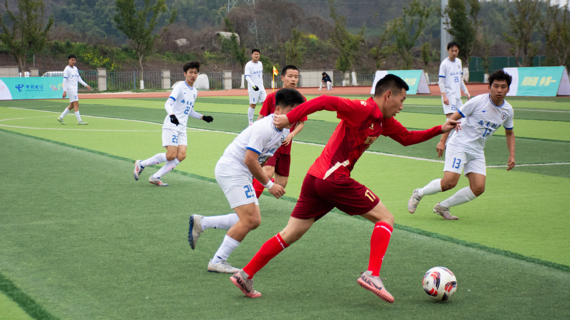 包含足球赛场上的强强对话激发球员斗志的词条