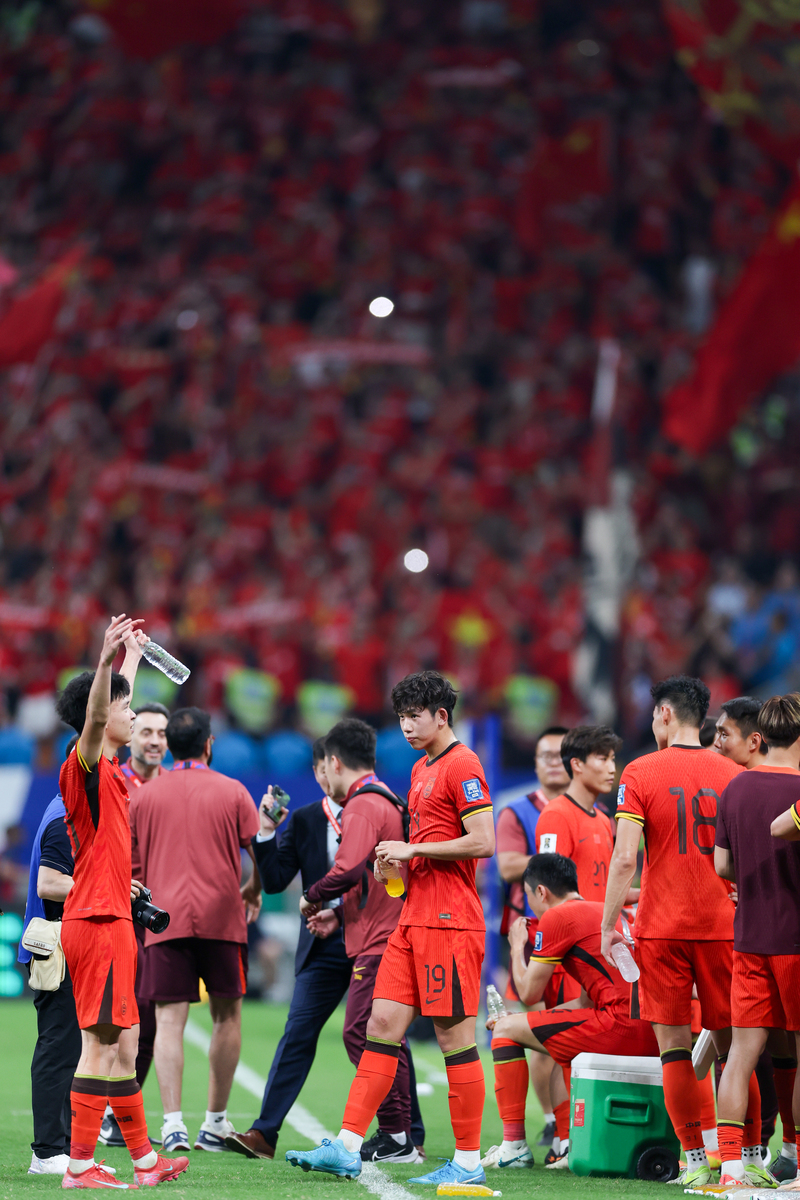 包含足球赛场上的强强对话激发球员斗志的词条